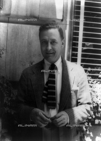 GBB-F-002390-0000 - 1937, NEW YORK, USA : The american writer FRANCIS SCOTT FITZGERALD (1896 - 1940) outside the Algonquin Hotel in New York - © ARCHIVIO GBB / Archivi Alinari