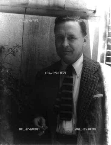 GBB-F-002391-0000 - 1937, NEW YORK, USA : The american writer FRANCIS SCOTT FITZGERALD (1896 - 1940) outside the Algonquin Hotel in New York - © ARCHIVIO GBB / Archivi Alinari
