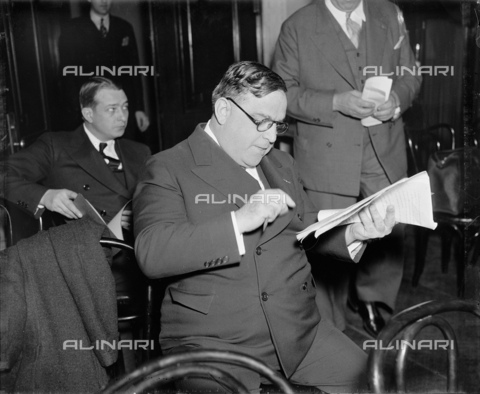 GBB-F-002465-0000 - 1937, 12 april, WASHINGTON, USA : The United States Mayor of New York City FIORELLO LA GUARDIA (1882 - 1947). New York Mayor advocates giving control of commercial aviation to 100. Washington, D.C., April 12. Appearing before the Senate Interstate Subcommittee today, New York City's Mayor Fiorello La Guardia advocated enactment of the McCarran Bill to transfer control over commercial aviation from the Department of Commerce to the Interstate Commerce Commission. The Mayor said: "the 100 has had a generation of experience and has been very successful in promoting safety in railroad transportation" speaking the recent crash of an airliner near Pittsburgh, the Mayor said he believed there is "no doubt" that the crash was caused by "structural defects,". - © ARCHIVIO GBB / Archivi Alinari