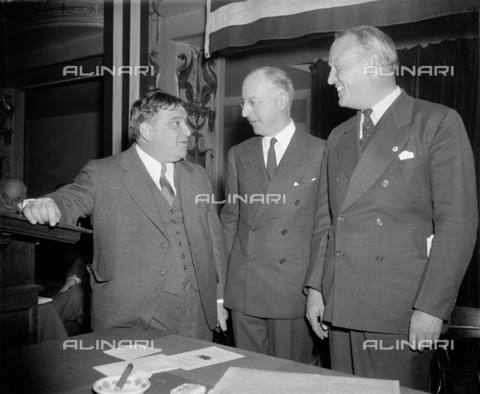 GBB-F-002467-0000 - 1937, 17 novembre, WASHINGTON, USA : The United States Mayor of New York City FIORELLO LA GUARDIA (1882 - 1947).Housing heads get together. Washington, D.C., Nov. 17. Attending the Annual Conference of Mayors today, were left to right: Mayor La Guardia of New York, Nathan Straus, of the United States Housing Authority; and Langdon Post, Chairman of the New York Housing Authority, who spoke on slum clearance and low cost housing. - © ARCHIVIO GBB / Archivi Alinari