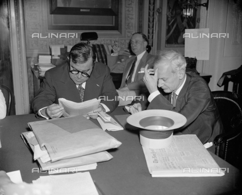 GBB-F-002473-0000 - 1939, 22 june , WASHINGTON, USA : The United States Mayor of New York City FIORELLO LA GUARDIA (1882 - 1947). N.Y. Mayor asks remove restrictions placed on relief bill... Washington, D.C., June 22. Mayor Fiorello La Guardia of New York today asked the Senate Appropriations Subcommittee to remove restrictions placed on the 1,735,000,000 Dollars relief bill by the House. LaGuardia also gave his support to an amendment restoring federal theater projects. Mayor LaGuardia, left, is shown Lowell Mellett, Executive Director of the National Emergency Council. - © ARCHIVIO GBB / Archivi Alinari