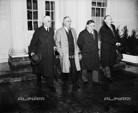 GBB-F-002482-0000 - 1934 ca, WASHINGTON, USA : The United States Mayor of New York City FIORELLO LA GUARDIA (2nd from right) (1882 - 1947) White House, Washington, D.C. - © ARCHIVIO GBB / Archivi Alinari