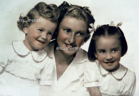 GBB-F-002696-0000 - 1946 ca, MILANO, ITALY : The italian politician MARIO MONTI (born in Varese, 19 marzo 1943) with mother LAVINIA and sister CLAUDIA - © ARCHIVIO GBB / Archivi Alinari
