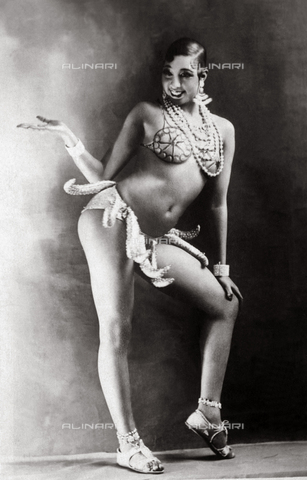 GBB-F-003103-0000 - 1925 ca : The celebrated singer and dancer of parisian Jazz Age the american JOSEPHINE BAKER (Saint Louis USA 1906 - Paris, France 1975),  The Black Vinus with celebrated gridle of bananas, when was a dancer at Les Folies Bergere in Paris - © ARCHIVIO GBB / Archivi Alinari