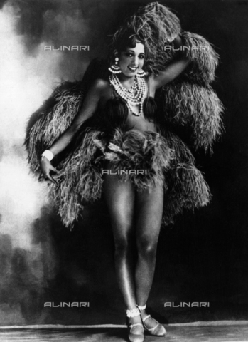 GBB-F-003106-0000 - 1925 ca : The celebrated singer and dancer of parisian Jazz Age the american JOSEPHINE BAKER (Saint Louis USA 1906 - Paris, France 1975). The Black Vinus when was a dancer at Les Folies Bergere in Paris in astruch feathers - © ARCHIVIO GBB / Archivi Alinari