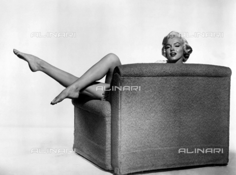 GBB-F-003446-0000 - 1955, USA : The american actress MARILYN MONROE (1926 - 1962), pubblicity still for the movie THE SEVEN YEAR ITCH (Quando la moglie è in vacanza) by BILLY WILDER. - © ARCHIVIO GBB / Archivi Alinari