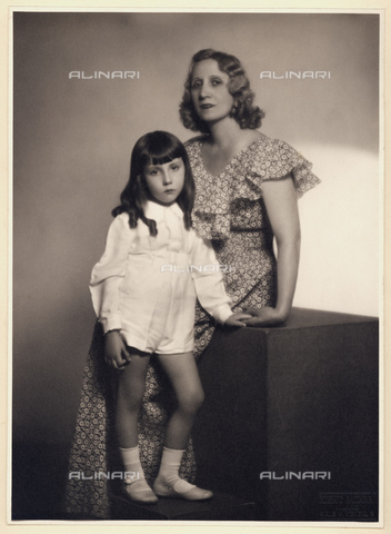 GBB-F-003588-0000 - 1930 ca, MILANO, ITALY : Undentified beautiful young boy (with long hair curls) with mother. - © ARCHIVIO GBB / Archivi Alinari