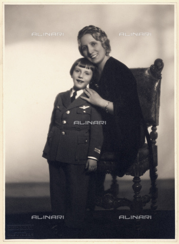GBB-F-003589-0000 - 1931 ca, MILANO, ITALY : Undentified young boy (with an Air Force military uniform) with mother. - © ARCHIVIO GBB / Archivi Alinari