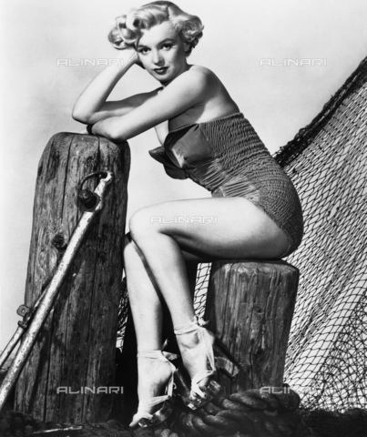 GBB-F-004209-0000 - 1952, USA : The american actress MARILYN MONROE (1926 - 1962) in swimsuite PIN-UP pose. This photo was shot for the publicity of movie LOVE NEST (1951 - Le memorie di un Don Giovanni) by Joseph M. Newman. - © ARCHIVIO GBB / Archivi Alinari