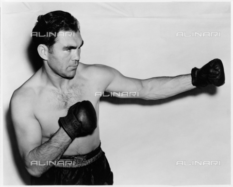 GBB-F-004410-0000 - 1938, USA : The german World Champion Heavyweight boxeur MAX SCHMELING (1905 - 2005), a real popular hero in Nazist hera.  Schmeling was heavyweight champion of the world between 1930 and 1932. His two fights with Joe Louis in 1936 and 1938 were worldwide cultural events because of their national and racist associations. In this photo at time of training for the match with american boxeur Joe Louis (1914 - 1981) at Yankee Stadium, Bronx, New York, the day 22 june 1938, and loss by Schmeling. Proclaimed the "Fight of the Decade" by The Ring Magazine - © ARCHIVIO GBB / Archivi Alinari
