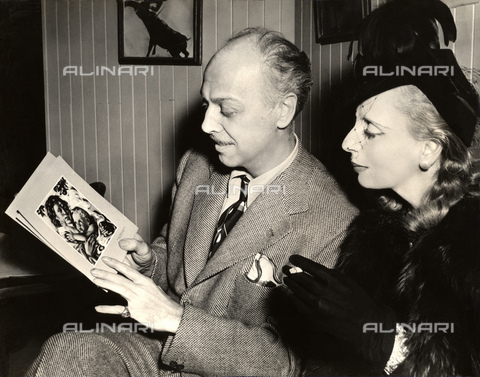 GBB-F-004498-0000 - 1941, may, HOLLYWOOD. USA : The Art Deco celebrated woman artist painter russia- polish born TAMARA DE LEMPICKA ( Baroness Kuffner de Dioszegh, 1898 - 1980), friend of italian poet Gabriele D'Annunzio. In this photo when was in visit at PARAMOUNT STUDIOS the celebrated movie director MITCHELL LEISEN (at work on movie HOLD BACK THE DAWN). Lempicka was just before holding exibit of her paintings in Manhattan in next days, shows to Leisen prints of several of her favourite works. - © ARCHIVIO GBB / Archivi Alinari
