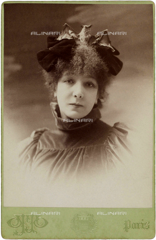 GBB-F-004976-0000 - 1882, PARIS, FRANCE : The french most celebrated theatre actress SARAH BERNHARDT (1844 - 1923) with the excentric BAT HAT - © ARCHIVIO GBB / Archivi Alinari