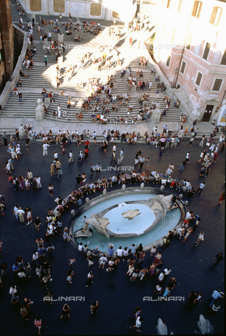 GBB-F-005104-0000 - July 2001, ROME (Italy) : Piazza di Spagna, the Barcaccia, fountain by GIAN LORENZO BERNINI (Napoli 1598 - Roma 1680) sculptor and architect BAROQUE - © ARCHIVIO GBB / Archivi Alinari