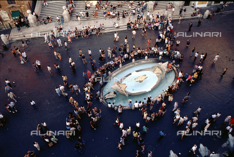 GBB-F-005105-0000 - July 2001, ROME (Italy) : Piazza di Spagna, the Barcaccia, fountain by GIAN LORENZO BERNINI (Napoli 1598 - Roma 1680) sculptor and architect BAROQUE - © ARCHIVIO GBB / Archivi Alinari