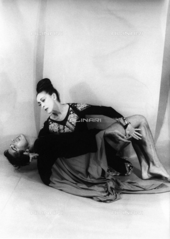 GBB-F-005947-0000 - 1961, 27 june, NEW YORK, USA : The celebrated U.S.A. modern ballet dancer and coreographer MARTHA GRAHAM (1894 - 1991) with BERTRAM ROSS (1920 - 2003), as CLYTEMENESTRA and ORESTES - © ARCHIVIO GBB / Archivi Alinari