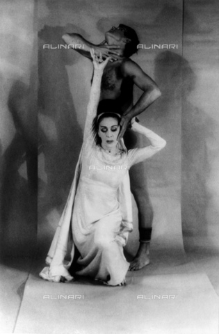 GBB-F-005948-0000 - 1961, 27 june, NEW YORK, USA : The celebrated U.S.A. modern ballet dancer and coreographer MARTHA GRAHAM (1894 - 1991) with BERTRAM ROSS (1920 - 2003), in Visionary Recital - © ARCHIVIO GBB / Archivi Alinari