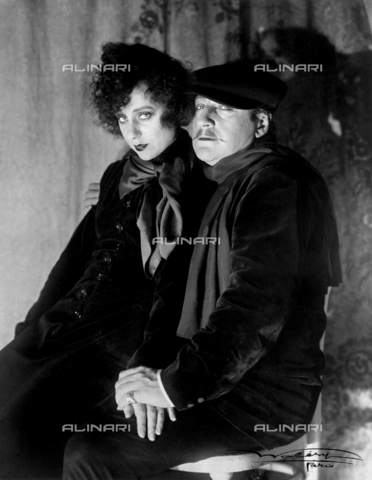 GBB-F-005970-0000 - 1924, PARIS, FRANCE : The french movie and theatre director, actor and writer SACHA GUITRY (1885 1957) with his wife the celebrated actress YVONNE PRINTEMPS (1894 - 1977) in the play " La revue de Printemps " at Théà¢tre de làtoile. - © ARCHIVIO GBB / Archivi Alinari