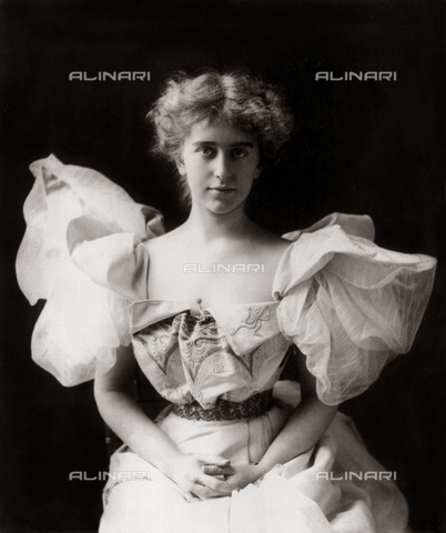 GBB-F-006289-0000 - 1908 ca, USA.: The celebrated lesbian american poet and woman writer NATALIE CLIFFORD BARNEY (1876-1972), the AMAZONE of letters. Rich heiress daughter of american socialite Alice Pike Barney - © ARCHIVIO GBB / Archivi Alinari