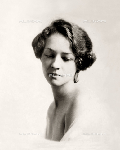GBB-F-006736-0000 - 1925 ca, ROME, ITALY: The american heiress Surrealist artist painter and poet Katherine Linn Sage (aka KAY SAGE, 1898-1963), daughter of Henry M. Sage Senator of U.S.  Met in Rome, 1923, and married here the day 30 may 1925 the italian Principe RANIERI BOURBON DEL MONTE Di SAN FAUSTINO Marchese del Monte Santa Maria (Roma 1901-San Francisco 1977). The couple dont have sons and separed in 1935. Ranieri was the son of american heiress Jane Allen Campbell (1865-1938) married in 1897 with roman prince CARLO Di SAN FAUSTINO BOURBON DEL MONTE Marquis del Monte Santa Maria (1867-1917), also Ranieri was brother of VIRGINIA (1899-1945) married with EDOARDO AGNELLI (1892-1935), the italian heir of car industry FIAT. Kay Sage re-married in 1940 the famous Surrealist artist Yves Tanguy (1900-1955). - © ARCHIVIO GBB / Archivi Alinari