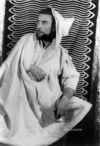 GBB-F-007419-0000 - 1957, 26 march, USA: The british-born painter, writer, sound poet and performance artist BRION GYSIN (1916 1986) in maroccain dress costume - © ARCHIVIO GBB / Archivi Alinari