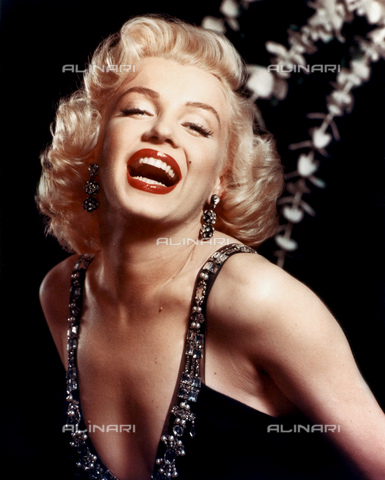 GBB-F-007522-0000 - 1953, HOLLYWOOD, USA: The celebrated movie actress MARILYN MONROE (1926-1962), publicity still for the movie GENTLEMEN PREFER BLONDES (Gli uomini preferiscono le bionde) by Howard Hawks, from the novel by Anita Loos - © ARCHIVIO GBB / Archivi Alinari