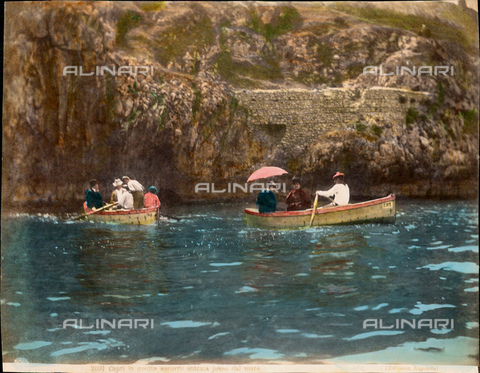 GBB-F-007738-0000 - 1890 ca, Isle of CAPRI, Napoli, ITALY: The GROTTA AZZURRA entrance - © ARCHIVIO GBB / Archivi Alinari