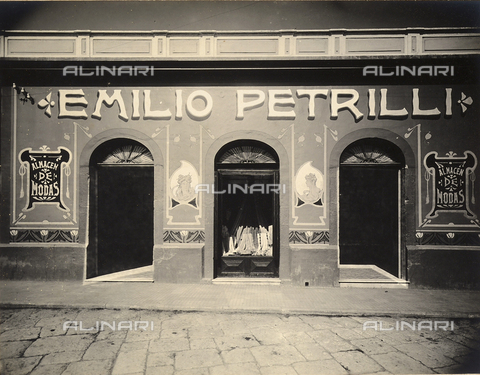 GCQ-A-003404-0002 - Immigration of the Italians to the Republic of Guatemala: the entrance to Emilio Petrilli's clothing store - Date of photography: 1904-1906 ca. - Alinari Archives, Florence
