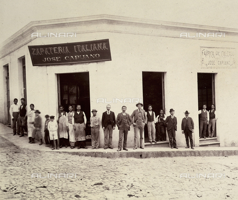 GCQ-A-003404-0004 - Immigration of the Italians to the Republic of Guatemala: a group of employees and business owners at the entrance to the Giuseppe Capuano shoe store, in the Quezaltenango district - Date of photography: 1904-1906 ca. - Alinari Archives, Florence