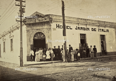 GCQ-A-003404-0016 - Immigration of the Italians to the Republic of Guatemala: a group of people in front of the entrance to a hotel called "Giardino d'Italia" - Date of photography: 1904-1906 ca. - Alinari Archives, Florence