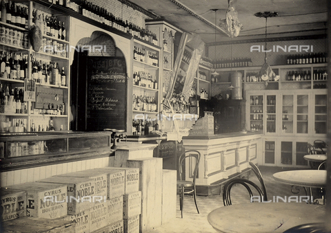 GCQ-A-003404-0017 - Immigration of the Italians to the Republic of Guatemala: interior of the hotel "Metropoli," owned by Signor Ciocca and Signor Rivara - Date of photography: 1904-1906 ca. - Alinari Archives, Florence