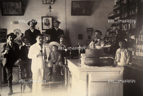 GCQ-A-003404-0020 - Immigration of the Italians to the Republic of Guatemala: customers inside the Cantina Venezia, owned by Calisto Leoni - Date of photography: 1904-1906 ca. - Alinari Archives, Florence