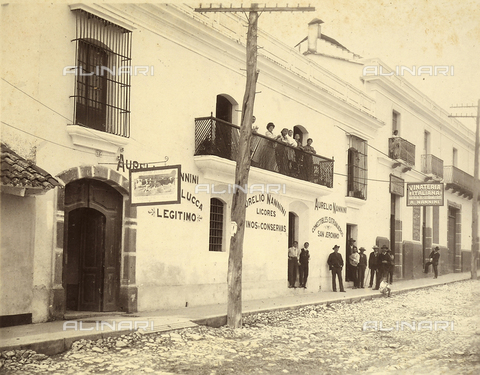 GCQ-A-003404-0025 - Immigration of the Italians to the Republic of Guatemala: group of people in front of the entrance to Aurelio Nannini's store - Date of photography: 1904-1906 ca. - Alinari Archives, Florence
