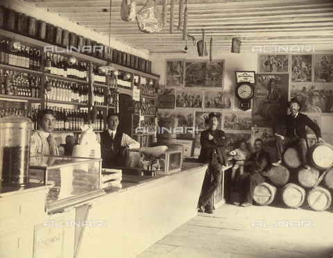GCQ-A-003404-0026 - Immigration of the Italians to the Republic of Guatemala: customers and owners in Aurelio Nannini's store - Date of photography: 1904-1906 ca. - Alinari Archives, Florence