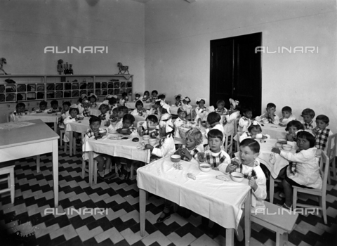 GCQ-A-003405-0010 - Activities of the Italians abroad. Casa d'Italia in Belo Horizonte: the kindergarten children having breakfast - Date of photography: 1930 - 1935 ca. - Alinari Archives, Florence