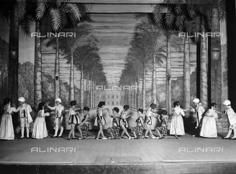 GCQ-A-003405-0020 - Activities of the Italians abroad. Casa d'Italia in Belo Horizonte: students from the Italian School performing a theatrical piece on the stage - Date of photography: 1930 - 1935 ca. - Alinari Archives, Florence