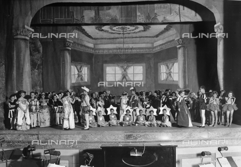 GCQ-A-003405-0021 - Activities of the Italians abroad. Casa d'Italia in Belo Horizonte: scene from the play "Cinderella" performed by the students of the Italian School - Date of photography: 1930 - 1935 ca. - Alinari Archives, Florence