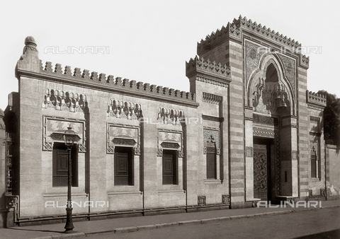 GCQ-A-003407-0003 - The main door, in the faà§ade of the Palace of Omar Sultan Pasha, built by the architect Antonio Lasciac, in the Bab el-Louk quarter in Cairo - Date of photography: 1910-1915 ca. - Alinari Archives, Florence