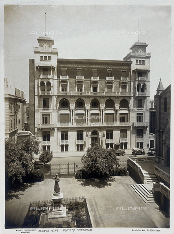 GCQ-A-003407-0015 - The main faà§ade of the Misr Bank, realized by the architect Antonio Lasciac, in Cairo - Date of photography: 1910-1915 ca. - Alinari Archives, Florence