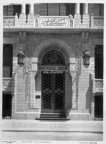 GCQ-A-003407-0016 - The main door of the Misr Bank, realized by the architect Antonio Lasciac, in Cairo - Date of photography: 1910-1915 ca. - Alinari Archives, Florence