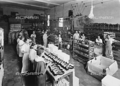 GCQ-A-008558-0015 - Activities of Italians Abroad. "Merchants and Industrialists of Belo Horizonte" in Brazil; Italian Michele Terlizzi's hosiery factory - Date of photography: 1930-1935 - Alinari Archives, Florence