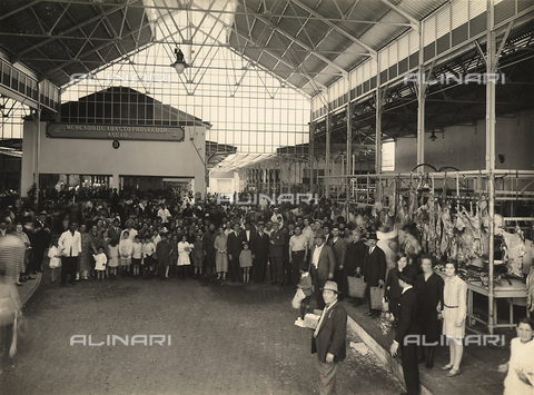 GCQ-F-006471-0000 - Customers of the Mercado de Abastos in Buenos Aires, Argentina - Date of photography: 1930-1940 ca. - Alinari Archives, Florence
