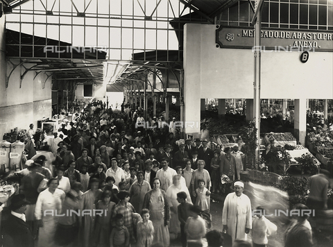 GCQ-F-006474-0000 - Crowd of customers at the Mercado de Abasto in Buenos Aires, Argentina - Date of photography: 1930-1940 ca. - Alinari Archives, Florence