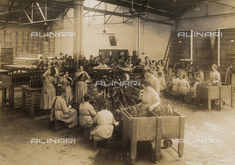 GCQ-F-006478-0000 - Francesco Cinzano & Company, Buenos Aires: workers at task in the bottling department - Date of photography: 1920 -1925 ca. - Alinari Archives, Florence
