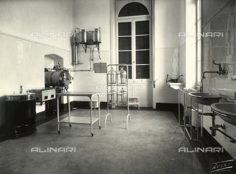 GCQ-F-009180-0000 - A room at the Emergency Unit in Alexandria, Egypt. Building constructed by Ernesto Verrucci - Date of photography: 1935 ca. - Alinari Archives, Florence