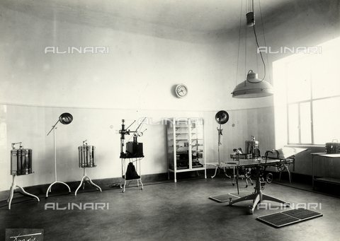 GCQ-F-009181-0000 - An operating room at the Emergency Unit in Alexandria, Egypt. Building constructed by Ernesto Verrucci - Date of photography: 1935 ca. - Alinari Archives, Florence