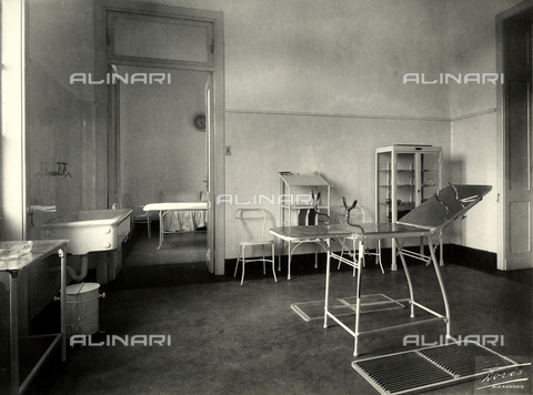 GCQ-F-009182-0000 - An operating room at the Emergency Unit in Alexandria, Egypt. Building constructed by Ernesto Verrucci - Date of photography: 1935 ca. - Alinari Archives, Florence