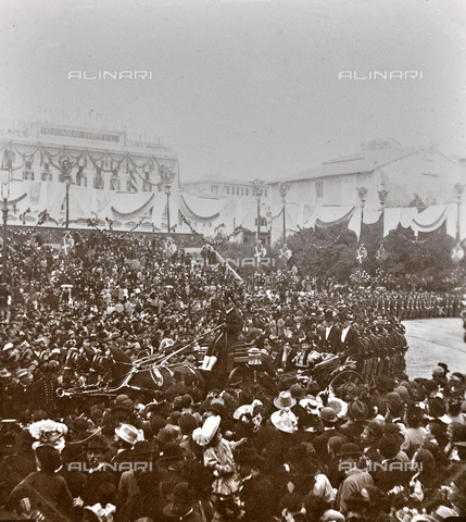 GLQ-F-001480-0000 - The court carriages returning from the military review in Piazza Repubblica (formerly Piazza dell'Esedra) in Rome - Date of photography: 27/10/1896 - Alinari Archives, Florence