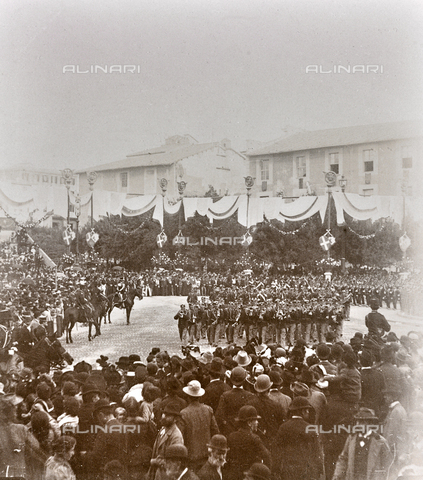 GLQ-F-001483-0000 - Piazza Repubblica (formerly Piazza dell'Esedra) on the return of troops from the review - Date of photography: 27/10/1896 - Alinari Archives, Florence