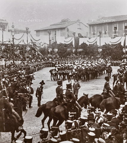 GLQ-F-001862-0000 - The cuirassiers in Piazza Repubblica (formerly Piazza dell'Esedra) during the religious service of marriage between Vittorio Emanuele III, Prince of Naples and Princess Elena of Montenegro - Date of photography: 24/10/1896 - Alinari Archives, Florence