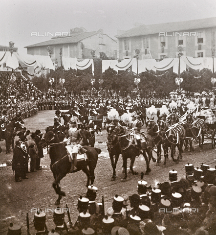 GLQ-F-001944-0000 - The cuirassiers in Piazza Repubblica (formerly Piazza dell'Esedra) during the religious service of marriage between Vittorio Emanuele III, Prince of Naples and Princess Elena of Montenegro - Date of photography: 24/10/1896 - Alinari Archives, Florence